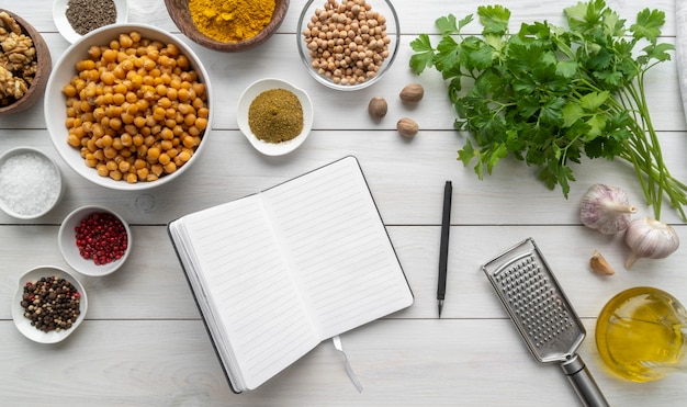 Stôl s ingredienciami a notami receptov